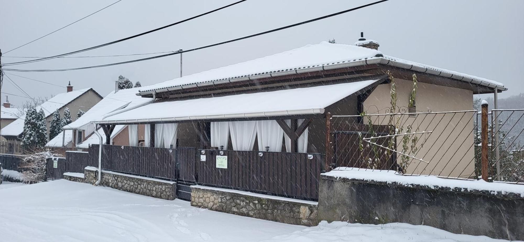 Lugas Apartman Miskolctapolca 2 Haloszoba Dezsa Es Jakuzzi Koezel A Barlangfuerdohoez Extérieur photo